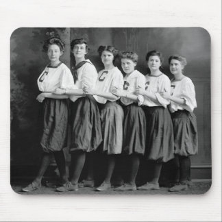 Mädchen in den blühenden Pflanzen, frühe 1900s Mousepad