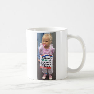 Mädchen in den Schulden besitzt nur das Tasse