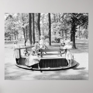 Mädchen in der Merry-Go-Runde, 1910. Vintages Foto Poster