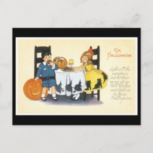 Mädchen in einem schwarzen Halloween-Katzenkleid Postkarte