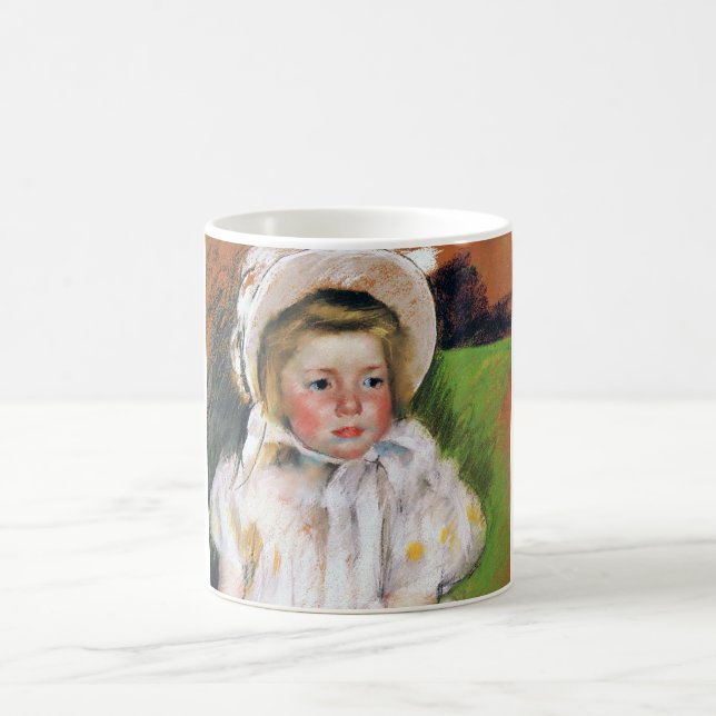 Mädchen in einem weißen Bonnet, Mary Cassatt Kaffeetasse (Mittel)