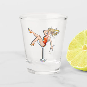 MÄDCHEN IN EINER MARTINI-GLASROT SCHNAPSGLAS