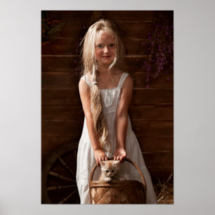 Mädchen in einer Scheune mit einem Kätzchen in ein Poster