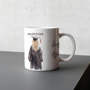 Mädchen in grauem Abschluss Kaffeetasse