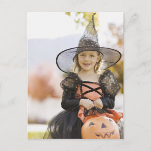 Mädchen in Halloween-Kostüm Postkarte