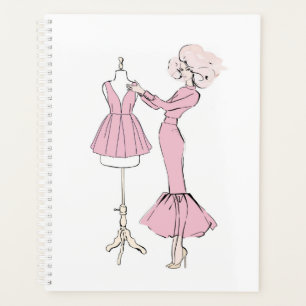 Mädchen in rosa Kleid mit Kleid auf der Prüfpupp Planer