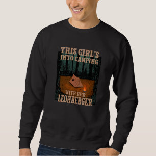 Mädchen ins Camping mit ihrem Leonberger Dog Löwe  Sweatshirt