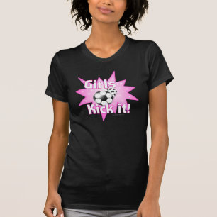 Mädchen kicken das T-Shirt