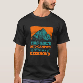 Mädchen kommt mit ihrem Keeshond Hund Mama Ger ins T-Shirt