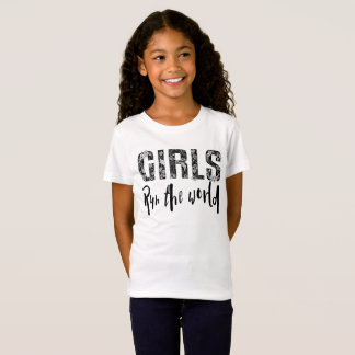 Mädchen lassen den WeltT - Shirt laufen