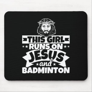Mädchen läuft auf Jesus und Badminton Mousepad