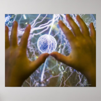 Mädchen legen einen Plasma-Ball fest Poster