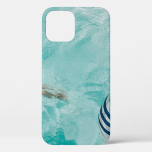 Mädchen mit Badeanzug und Badeanzug im Schwimmbad Case-Mate iPhone Hülle