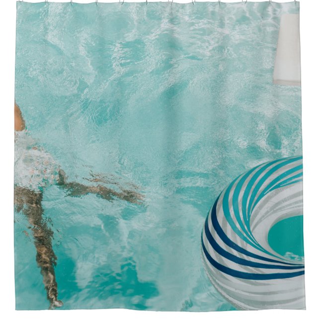 Mädchen mit Badeanzug und Badeanzug im Schwimmbad Duschvorhang (Vorderseite)