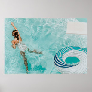 Mädchen mit Badeanzug und Badeanzug im Schwimmbad Poster