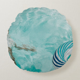 Mädchen mit Badeanzug und Badeanzug im Schwimmbad Rundes Kissen