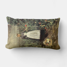 Mädchen mit einem Körbchen Gemüse im Garten Lendenkissen