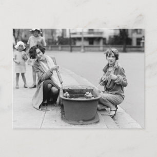 Mädchen mit Entenküken, 1927 Postkarte