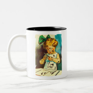 Mädchen mit Farbe verschmutzt. Farblich Vintag zei Zweifarbige Tasse