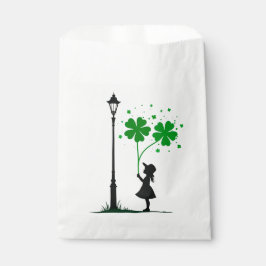 Mädchen mit glücklichem Klee Geschenktütchen