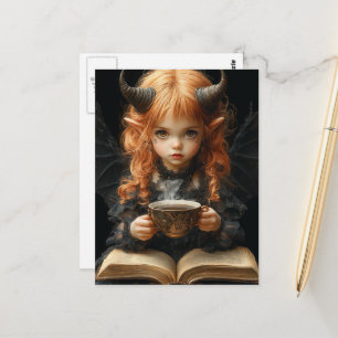 Mädchen mit Hörnern und Flügeln liest mit Kaffee Postkarte