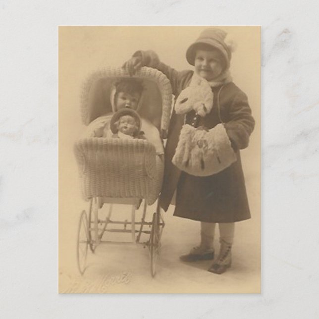 Mädchen mit ihrer Puppe in der Kutsche auf einer P Postkarte (Vorderseite)