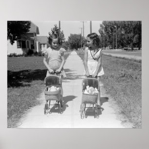 Mädchen mit Kinderwagen, 1941. Vintage-Foto Poster