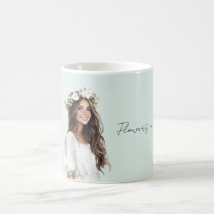Mädchen mit Minzweißen Blumen im Haar Kaffeetasse