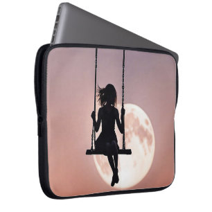 Mädchen mit Mond im Swing Laptopschutzhülle