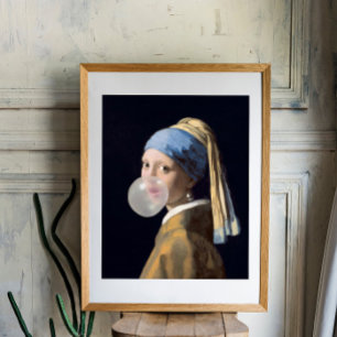 Mädchen mit Perlenohrring beim Pusten eines Kaugum Poster