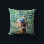 Mädchen mit Perlenohrring, Wasserlily-Teich Kissen<br><div class="desc">"Girl with a Pearl Earring" von Johannes Vermeer und "Water Lily Pond" von Claude Monet sind zwei ikonische Kunstwerke,  die der Welt der Malerei ein unauslöschliches Zeichen links haben.</div>