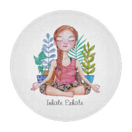 Mädchen mit Pflanze vermitteln Schneidebrett