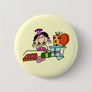 Mädchen mit schwarzen Haaren mit Geburtstagsgesche Button