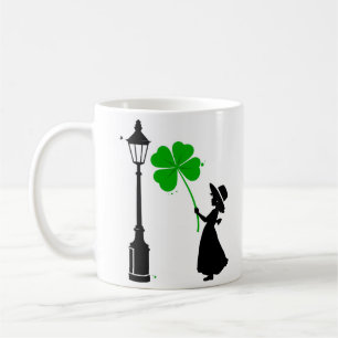 Mädchen mit vierblättrigem Kleeblatt Kaffeetasse