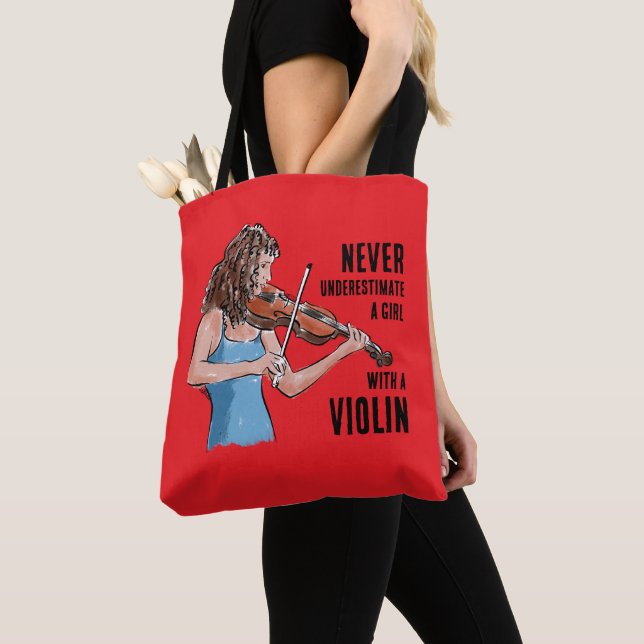 Mädchen mit Violinentasche (Von Nahem)