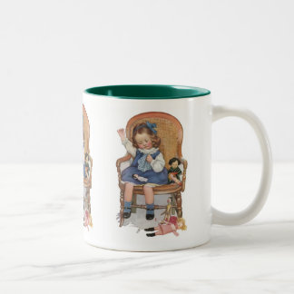 Mädchen näht Puppen Zweifarbige Tasse