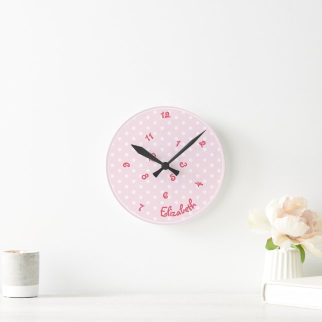 Mädchen Name Funny Jumbled Stunden Pink Polka Dots Runde Wanduhr (Zuhause)