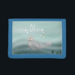 Mädchen Niedlich blau unter dem Siegel des Ozeans  Tri-fold Geldbeutel<br><div class="desc">Diese niedliche und gemütliche Kindertasche zeichnet sich durch ein Siegel mit Meeresfischen,  Algen und einem blauen Meereswellen-Hintergrund aus. Auf dem Kopfkissen ist auch Platz für eine eigene Anpassung vorhanden: ein Name in der whimsical Typografie. Das perfekte skurrile Unterwasser-Geschenk für alle Kinder und Ozeanfreunde!</div>