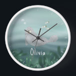 Mädchen Niedlich blau unter dem Siegel des Ozeans  Uhr<br><div class="desc">Dieses niedliche Kinderuhrdesign zeichnet sich durch eine Darstellung des Siegels des Ozeans mit Fischen, Algen und einem Hintergrund mit blauen Meereswellen aus. Es gibt auch Platz auf der Uhr, um Ihnen eigene Anpassung hinzuzufügen: ein Name in whimsical Typografie. Das perfekte aquamarin blaue Unterwassergeschenk für Kinder und Ozeanfreunde, ideal für Kinder-...</div>