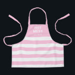 Mädchen Niedlich rosa Streifen Hot Mess Personalis Schürze<br><div class="desc">Schützen Sie die Kleidung Ihres Kindes mit dieser Girls Niedlich Pink Stripes Hot Mess Personalisiert Kids Schürze. Es ist mit horizontalen pastellrosa und weißen Streifen und fett weißen Blockbuchstaben auf der oberen soliden Fläche konzipiert. Der Text ist "heißes Durcheinander" über den oberen Bereich, gefolgt vom Namen des Kindes. Personalisiert in...</div>