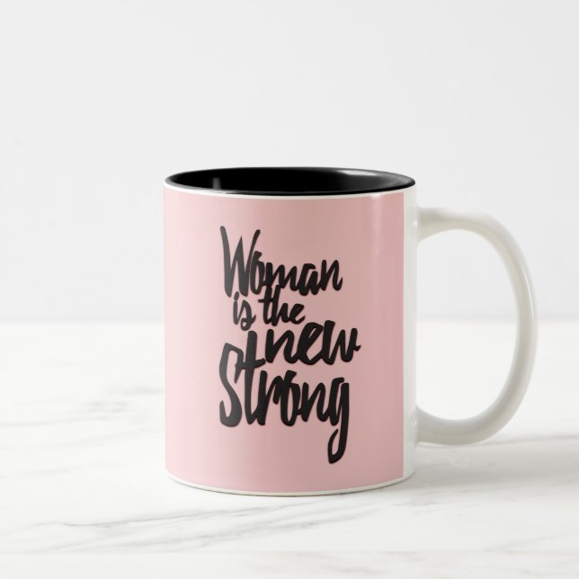 Mädchen-Power-Frau ist im rosa Schwarzen das neue Zweifarbige Tasse (Rechts)
