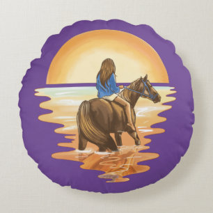 Mädchen reitet auf einem Pferd im Sonnenuntergang Rundes Kissen