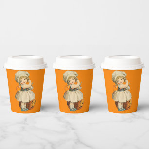 Mädchen schnitzt Halloween-Apfel Pappbecher