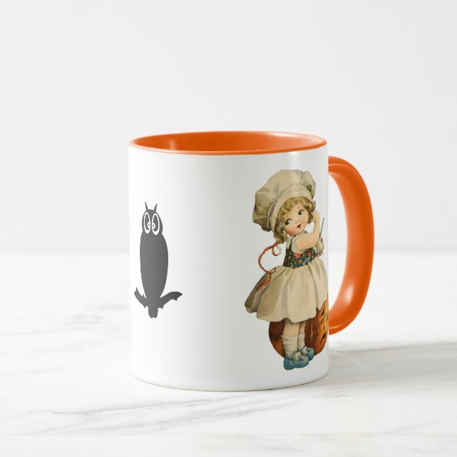 Mädchen schnitzt Halloween-Apfel Tasse (VorderseiteRechts)