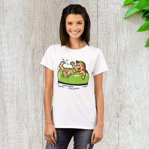 Mädchen schwebt in Pool-Schlauch T-Shirt
