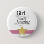 Mädchen Sie sind Phantastisch Glitzer Star Zitat Button<br><div class="desc">Lass der Welt wissen,  wie das "Girl You're Phantastisch". Einfaches Design in schwarz-weiß Typografie mit inspirierendem Zitat. Imitate Glitzer Gold Stern mit rosa Band. Du gehst Mädchen!</div>