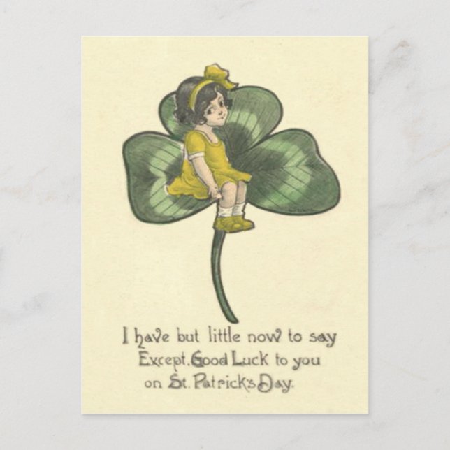 Mädchen sitzt auf Shamrock Postkarte (Vorderseite)