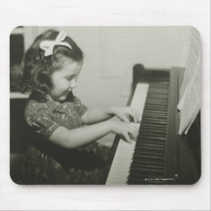 Mädchen spielt Klavier Mousepad