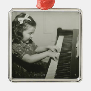 Mädchen spielt Klavier Ornament Aus Metall