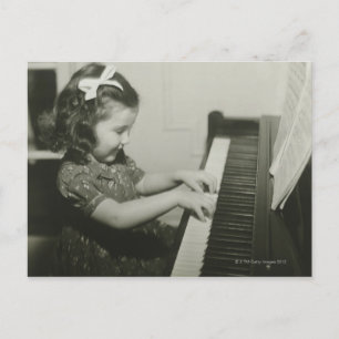 Mädchen spielt Klavier Postkarte